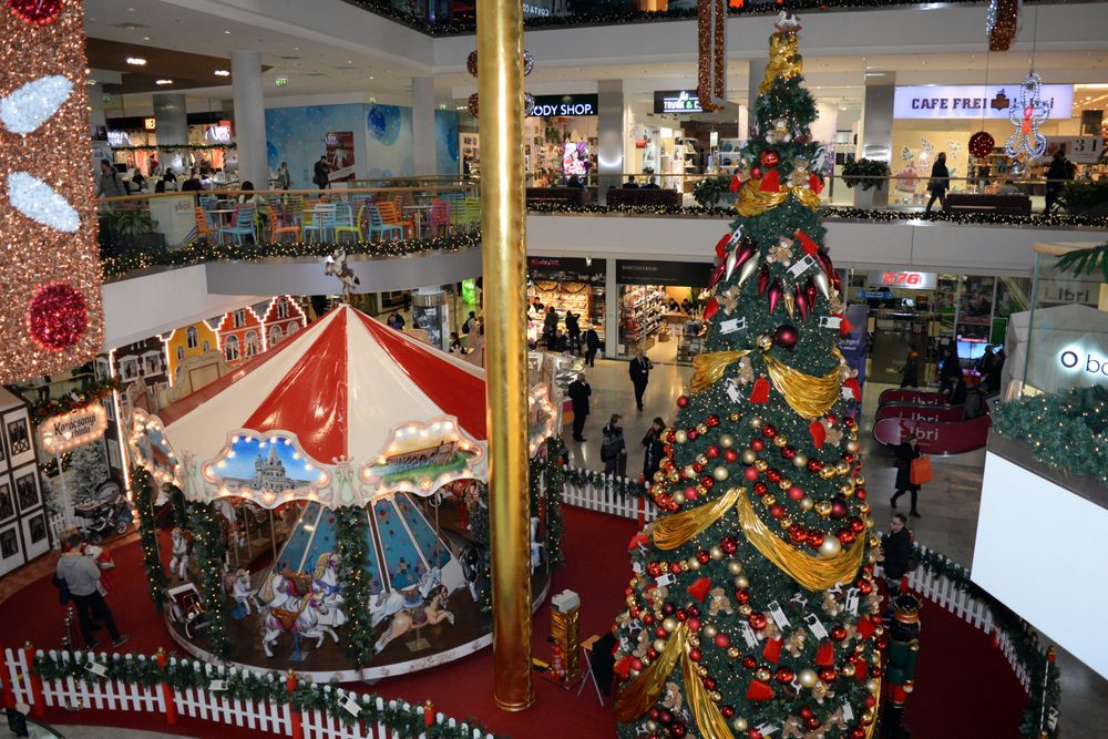 Christmas,Roundabout,,Carouse,,Christmas,Tree,Art,Decoration,In,Shopping,Mall