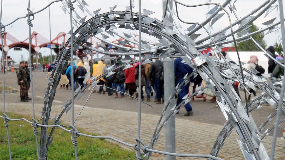 Így dugtak be az embercsempészek 65 migránst két budai lakásba