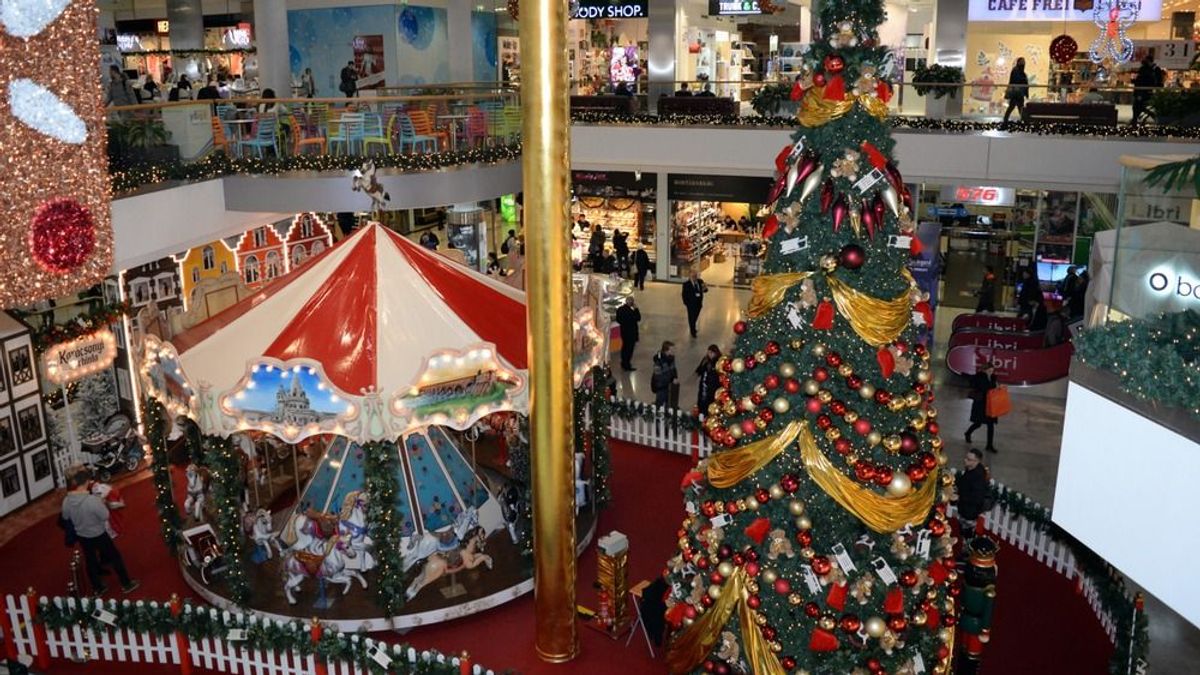 Olcsó karácsonyfával próbálkozik az Auchan, újabb kiárusítás az Aldiban