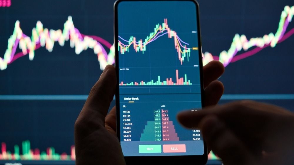 Crypto,Trader,Investor,Broker,Holding,Finger,Using,Cell,Phone,App