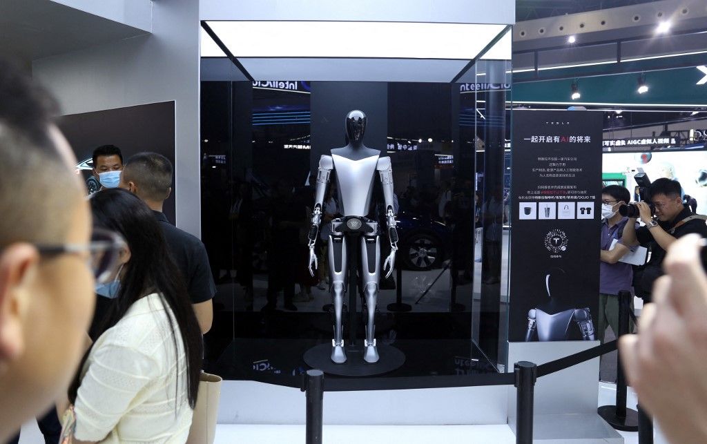 Tesla Optimus Humanoid Robot at The 2023 WAIC in ShanghaiSHANGHAI, CHINA - JULY 6, 2023 - Visitors view the Tesla Bot humanoid robot of Tesla ''Optimus'' at the 2023 World Artificial Intelligence Conference in Shanghai, China, July 6, 2023. (Photo by Costfoto/NurPhoto) (Photo by CFOTO / NurPhoto / NurPhoto via AFP)