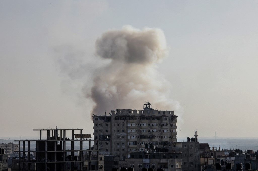 Israeli attacks on Gaza continueRAFAH, GAZA, NOVEMBER 03: Smoke rises after Israeli airstrikes as the attacks continue on the 28th day in Rafah, Gaza on November 03, 2023. Abed Rahim Khatib / Anadolu (Photo by Abed Rahim Khatib / ANADOLU / Anadolu via AFP)