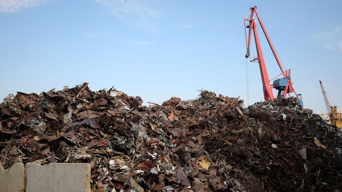 A szorgos vej egy tonánnyi bontott fémhulladékot gyújtött össze az anyos udvarán