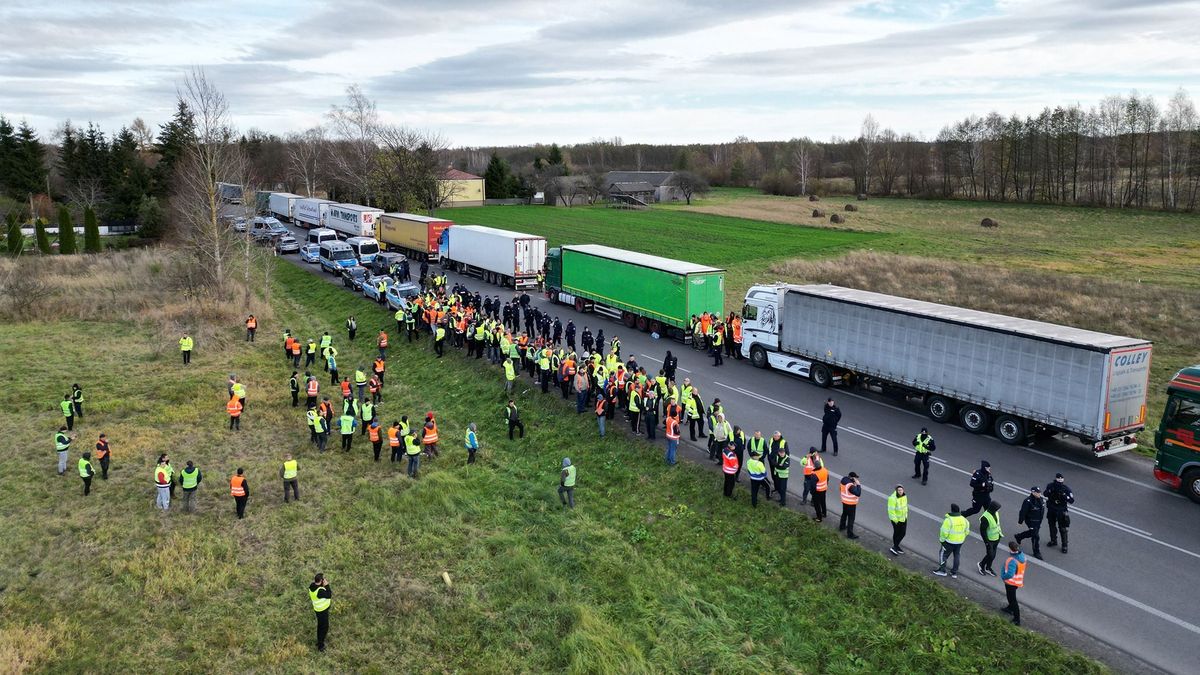 Több ezer kamion várakozik az ukrán-lengyel határon, tárgyalóasztalhoz ülnének a felek