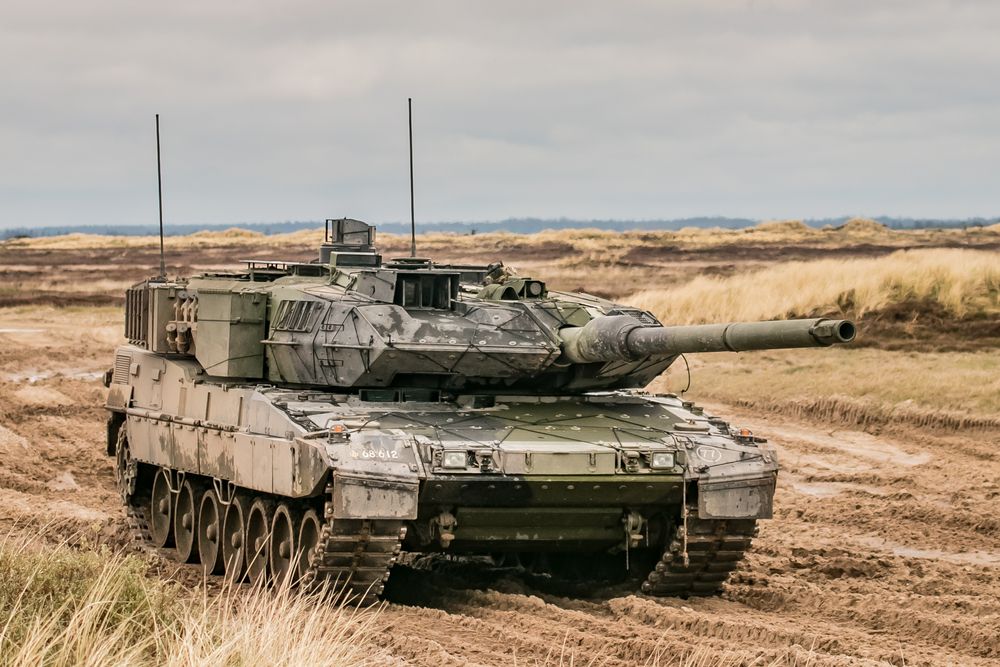 Tanque blindado Leopard 2 en terreno