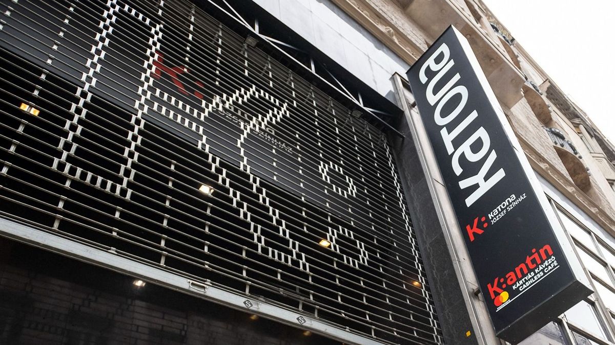 Fegyelmi vizsgálat indult a Katona József Színházban, egy vezetőt kirúgtak a DK-s jegyek miatt