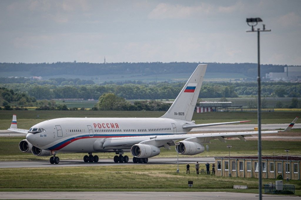 Expelled diplomats leave Czech Republic