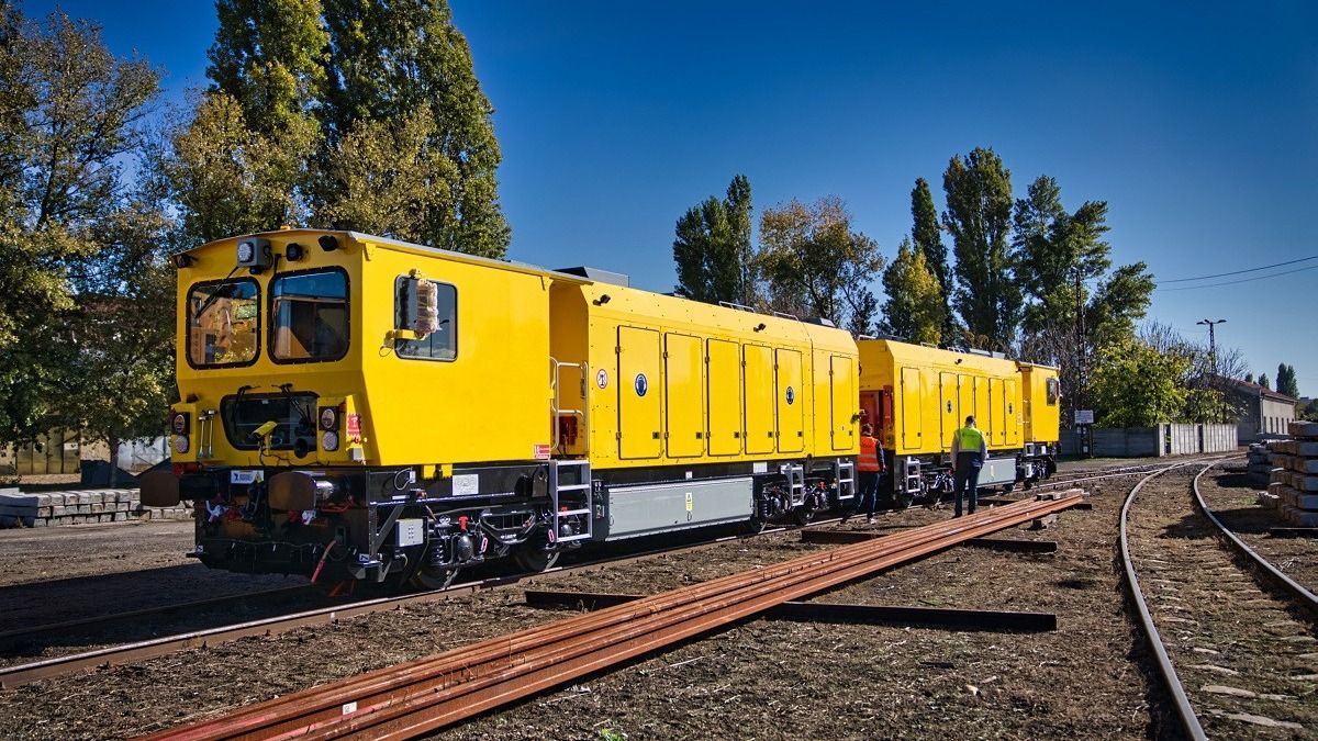 Gépszörnyet vásárolt a MÁV: ilyet még nem láttak a magyar sínek – ennek most minden utas örülhet