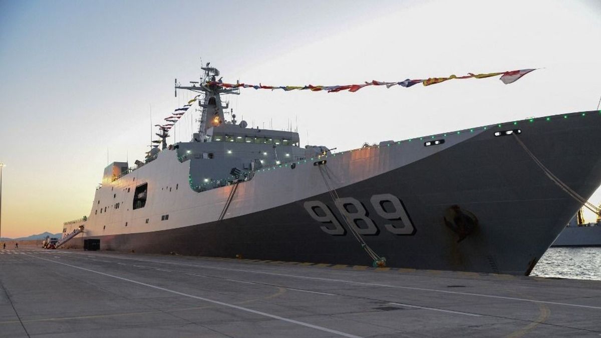 Hatalmas tűz tombol a kínai hadsereg egyik legfeljettebb hadihajóján - videó