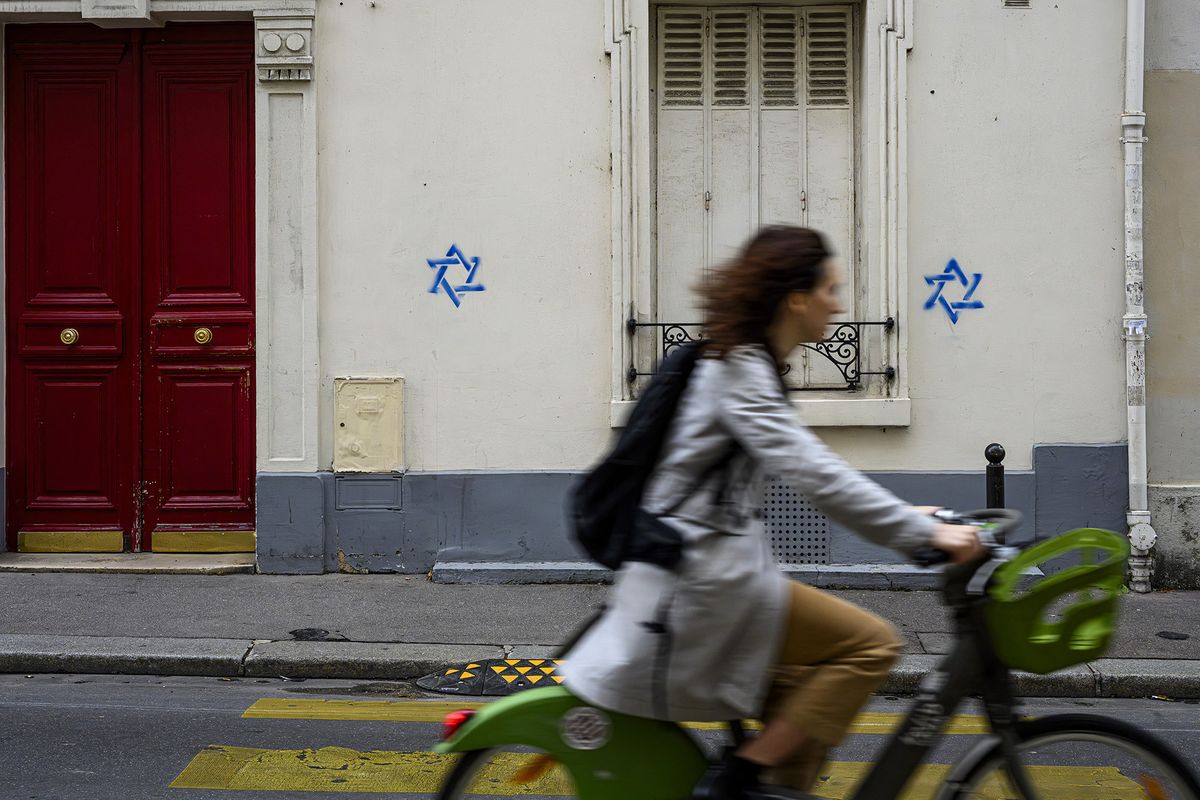 FRANCE. PARIS (75) (14TH DISTRICT) AT THE END OF OCTOBER 2023, STARS OF DAVID WERE PAINTED (BY STENCIL) ON PARISIAN RESIDENTIAL BUILDINGS. HERE IN THE 14TH ARRONDISSEMENT, DAREAU STREET