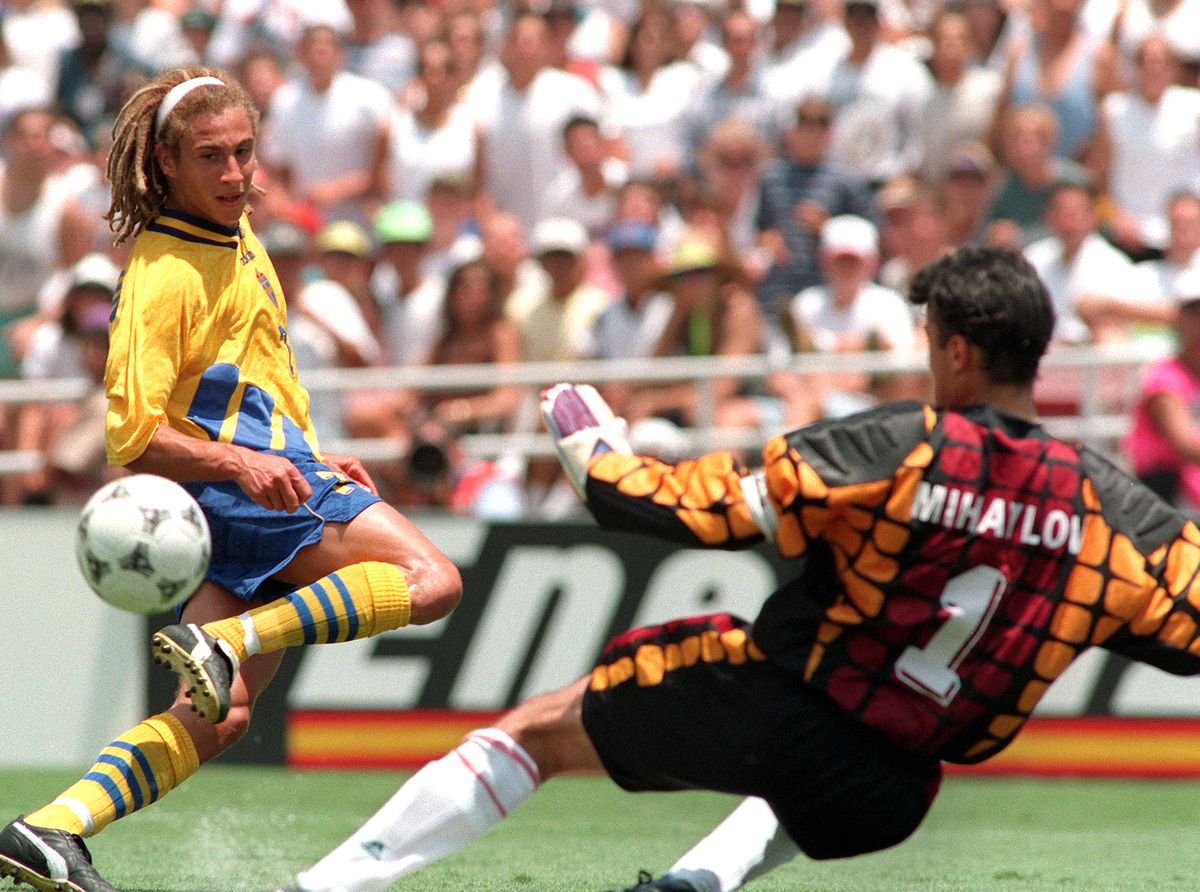 SOCCER-WORLD CUP 94-SWEDEN-BULGARIA-LARSSON
(FILES) - Swedish forward Henrik Larsson kicks the ball past Bulgarian goalie Borislav Mihaylov, 16 July 1994 in the Rose Bowl stadium in Los Angeles, during the World Soccer Cup third place play-off match between Sweden and Bulgaria. (Photo by DANIEL GARCIA / AFP)