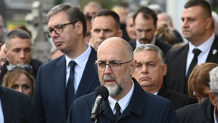 2023. november 4.Kelemen Hunor, a Romániai Magyar Demokrata Szövetség (RMDSZ) elnöke (k) beszédet mond, mögötte Orbán Viktor miniszterelnök (j) és Aleksandar Vucic szerb köztársasági elnök (b) Pásztor István, a Vajdasági Magyar Szövetség (VMSZ) elnökének búcsúztatóján a Bajai úti temetőben Szabadkán 2023. november 4-én. Pásztor István 67 éves korában, október 30-án hunyt el.MTI/Máthé Zoltán