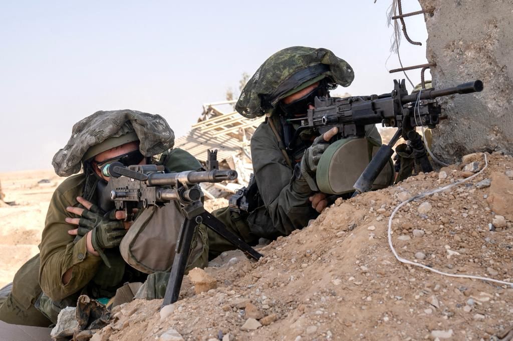 This handout picture released by the Israeli army on November 15, 2023, shows soldiers taking position in the Gaza Strip amid continuing battles between Israel and the Palestinian militant group Hamas. (Photo by Israeli Defence Forces / AFP) / RESTRICTED TO EDITORIAL USE - MANDATORY CREDIT "AFP PHOTO / ISRAELI DEFENCE FORCES  " - NO MARKETING NO ADVERTISING CAMPAIGNS - DISTRIBUTED AS A SERVICE TO CLIENTS