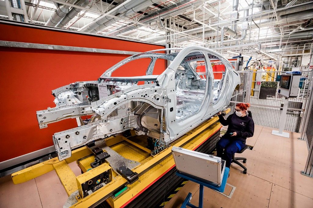 In this handout picture released on April 28, 2020 by the Mercedes-Benz factory in Kecskemet, Hungary,an employee wearing a face mask prepares the resume of the production in the factory of German car maker Mercedes-Benz on March 24, 2020. Hungarian factory of Mercedes restarted operations at its plant on April 28, 2020. The production was suspended in middle of March here amid the new coronavirus COVID-19 pandemic. (Photo by Dudar SZILARD / MERCEDES-BENZ / AFP) / RESTRICTED TO EDITORIAL USE - MANDATORY CREDIT "AFP PHOTO / MERCEDES-BENZ / DUDAR SZILARD " - NO MARKETING - NO ADVERTISING CAMPAIGNS - DISTRIBUTED AS A SERVICE TO CLIENTS