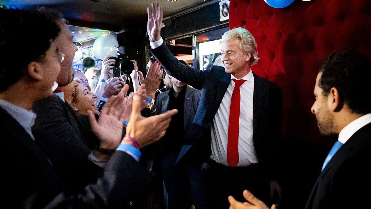 SCHEVENINGEN - PVV leader Geert Wilders arrives at cafe Seepaardje to respond to the results of the House of Representatives elections. ANP REMKO DE WAAL netherlands out - belgium out (Photo by REMKO DE WAAL / ANP MAG / ANP via AFP)