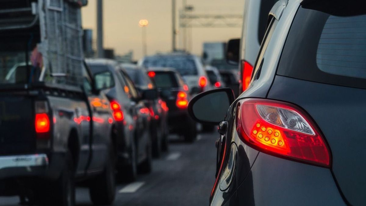 Több kilométeres dugó az M1-esen