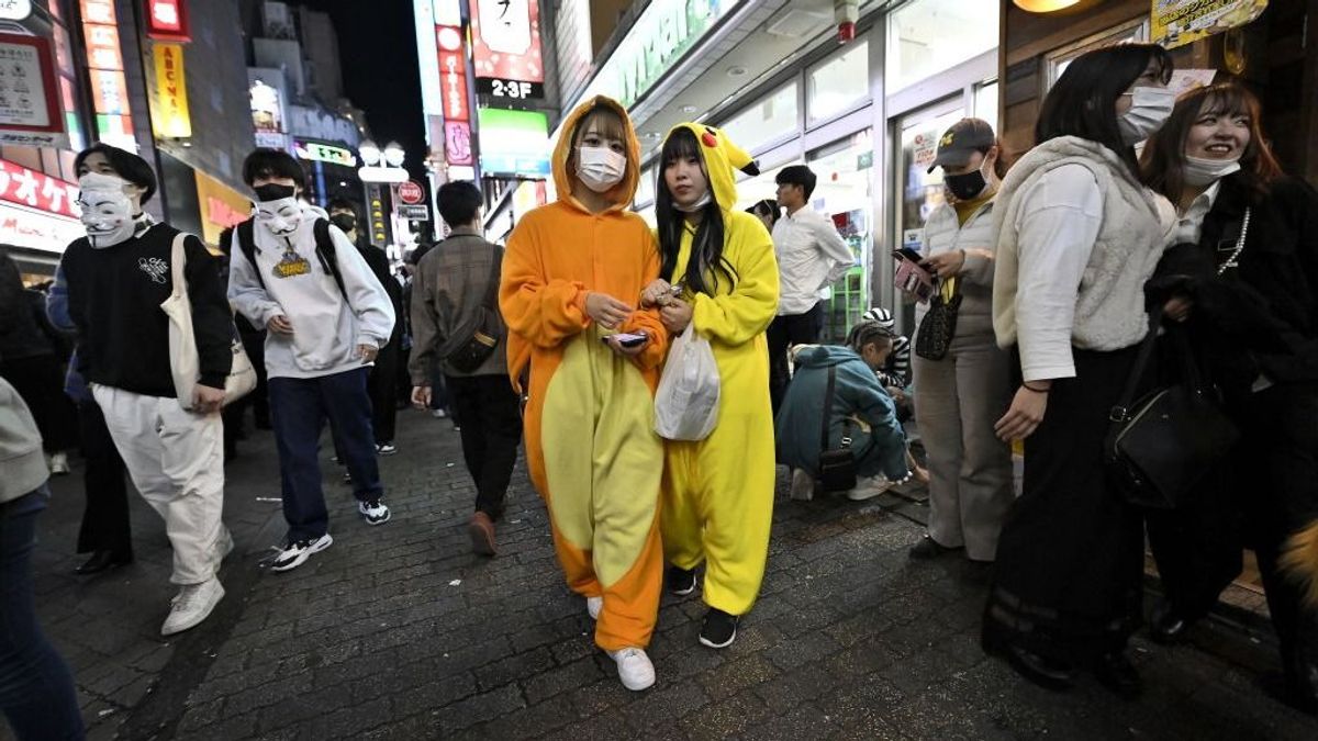 A japánok ezt is jobban tudják: szamurájok takarítják Tokió utcáit