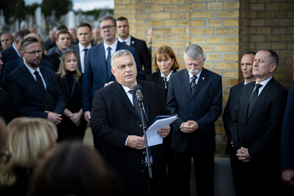 Szabadka, 2023. november 4.A Miniszterelnöki Sajtóiroda által közreadott képen Orbán Viktor miniszterelnök lbeszédet mond Pásztor István, a Vajdasági Magyar Szövetség (VMSZ) elnökének búcsúztatóján a Bajai úti temetőben Szabadkán 2023. november 4-én. Orbán Viktor mögött felesége, Lévai Anikó, valamint Aleksandar Vucic szerb köztársasági elnök (j6), Milorad Dodik, a boszniai Szerb Köztársaság elnöke (b2, takarásban), Kövér László. a Magyar Országgyűlés elnöke (j3). Pásztor István 67 éves korában, október 30-án hunyt el.MTI/Miniszterelnöki Sajtóiroda/Fischer Zoltán