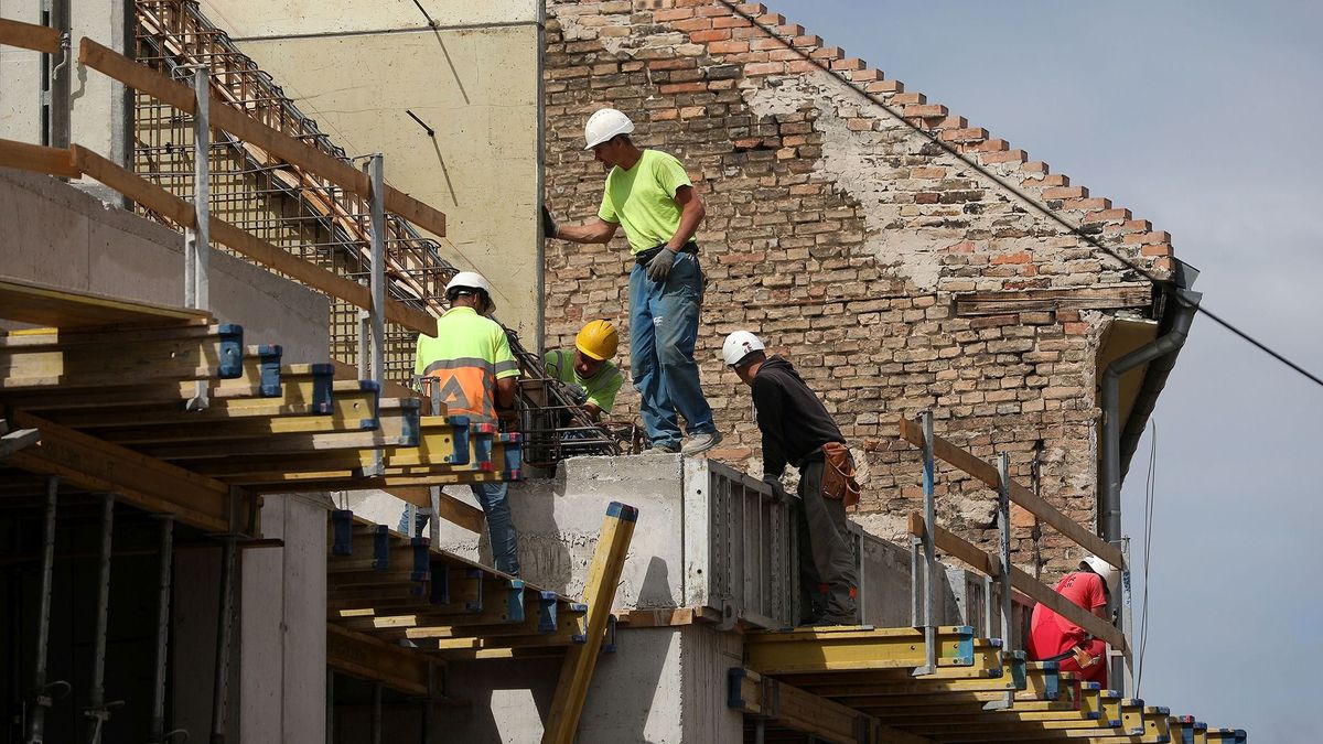 Retteghetnek a szellemi dolgozók, közben a fizikai munkások urakká válnak