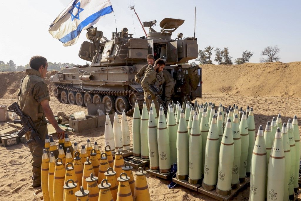 An Israeli artillery crew prepares shells at a position near the border with the Gaza Strip in southern Israel on November 6, 2023 amid the ongoing battles between Israel and the Palestinian group Hamas in the Gaza Strip. (Photo by JACK GUEZ / AFP)