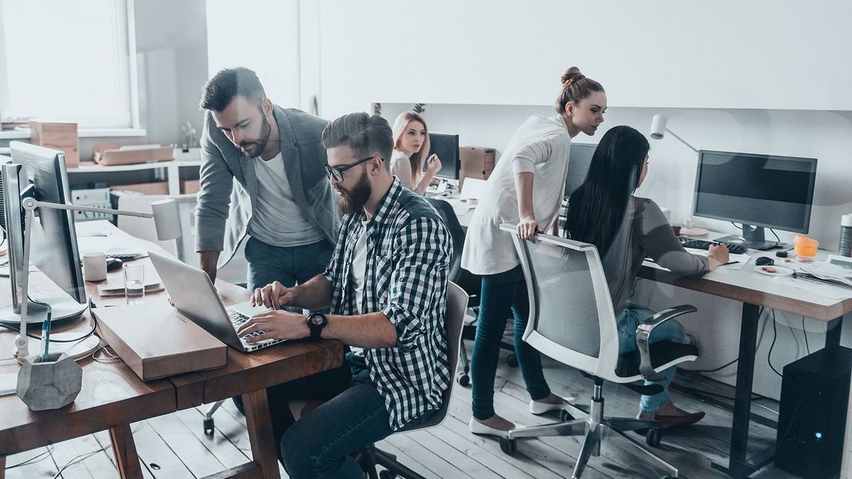 Befellegzett a home office-nak, jönnek a külföldiek, zajlanak a leépítések - van bőven feszültség idén a munkaerőpiacon