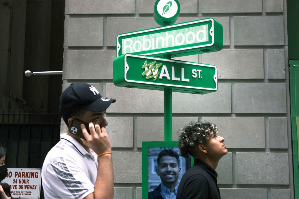 Stock Trading Platform Robinhood Goes Public On The New York Stock ExchangeNEW YORK, NEW YORK - JULY 29: People wait in line for t-shirts at a pop-up kiosk for the online brokerage Robinhood along Wall Street after the company went public with an IPO earlier in the day on July 29, 2021 in New York City. Robinhood Markets Inc. shares fell about 5% during its Nasdaq debut. (Photo by Spencer Platt/Getty Images)