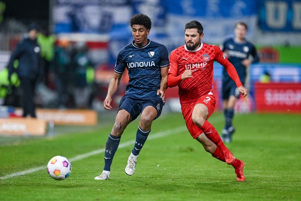 1. FC Heidenheim - VfL Bochum26 November 2023, Baden-Württemberg, Heidenheim: Soccer: Bundesliga, 1. FC Heidenheim - VfL Bochum, Matchday 12, Voith-Arena. Bochum's Bernardo (l) in action against Heidenheim's Marnon Busch (r). Photo: Harry Langer/dpa - IMPORTANT NOTE: In accordance with the regulations of the DFL German Football League and the DFB German Football Association, it is prohibited to utilize or have utilized photographs taken in the stadium and/or of the match in the form of sequential images and/or video-like photo series. (Photo by Harry Langer / DPA / dpa Picture-Alliance via AFP)