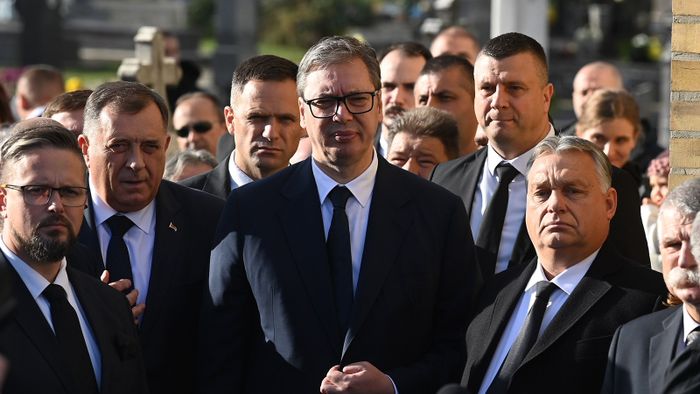Szabadka, 2023. november 4.Orbán Viktor miniszterelnök (j2), Aleksandar Vucic szerb köztársasági elnök (k), Milorad Dodik, a boszniai Szerb Köztársaság elnöke (b2), Kövér László. a Magyar Országgyűlés elnöke (j, takarásban) Pásztor István, a Vajdasági Magyar Szövetség (VMSZ) elnökének búcsúztatóján a Bajai úti temetőben Szabadkán 2023. november 4-én. Pásztor István 67 éves korában, október 30-án hunyt el.MTI/Máthé Zoltán