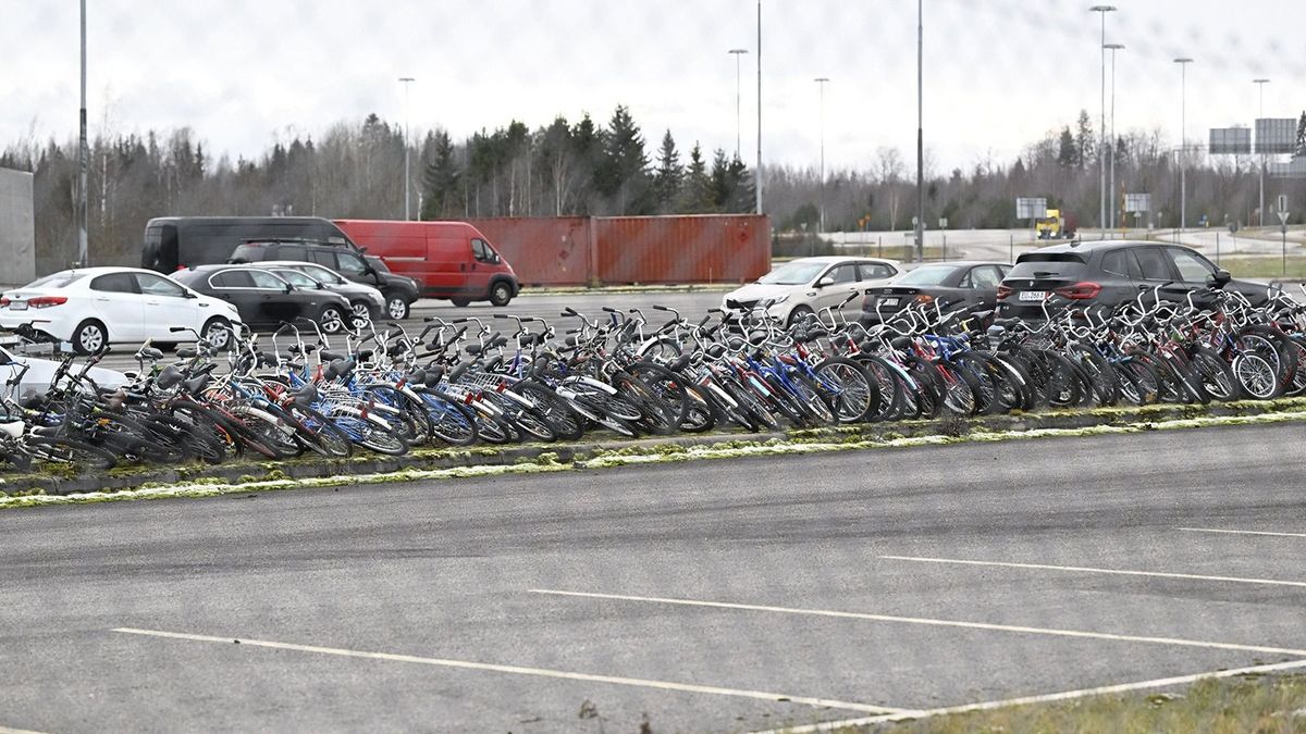 Confiscated bicycles are pictured at the border between Russia and Finland at the Nuijamaa border check point in Lappeenranta, Finland on November 15, 2023. Finland said on November 14, 2023 it is considering closing its border crossings with Russia, accusing Moscow of deliberately turning a blind eye to illegal migrants. Finland shares a 1,340-kilometre (830-mile) border with Russia. (Photo by Vesa Moilanen / Lehtikuva / AFP) / Finland OUT finn határ