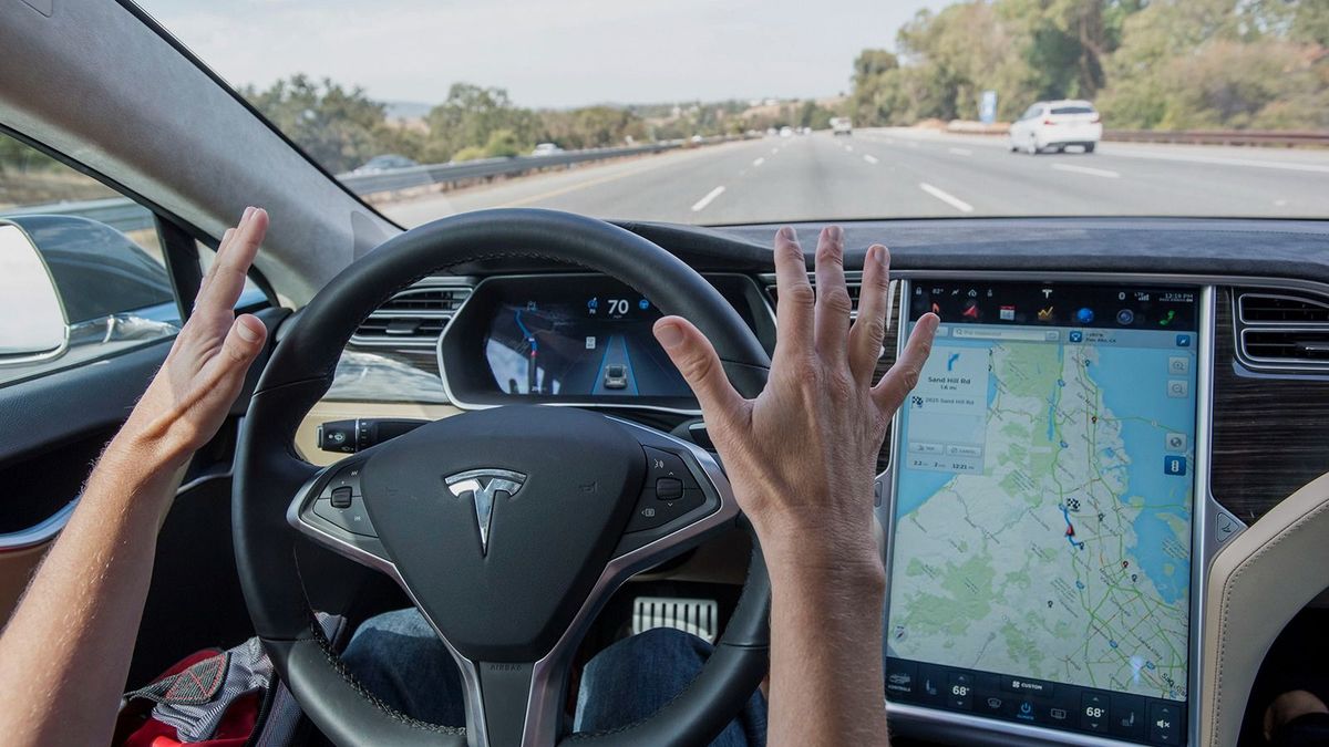 Ferdített a Tesla, ezért visszafizette az önvezetés árát