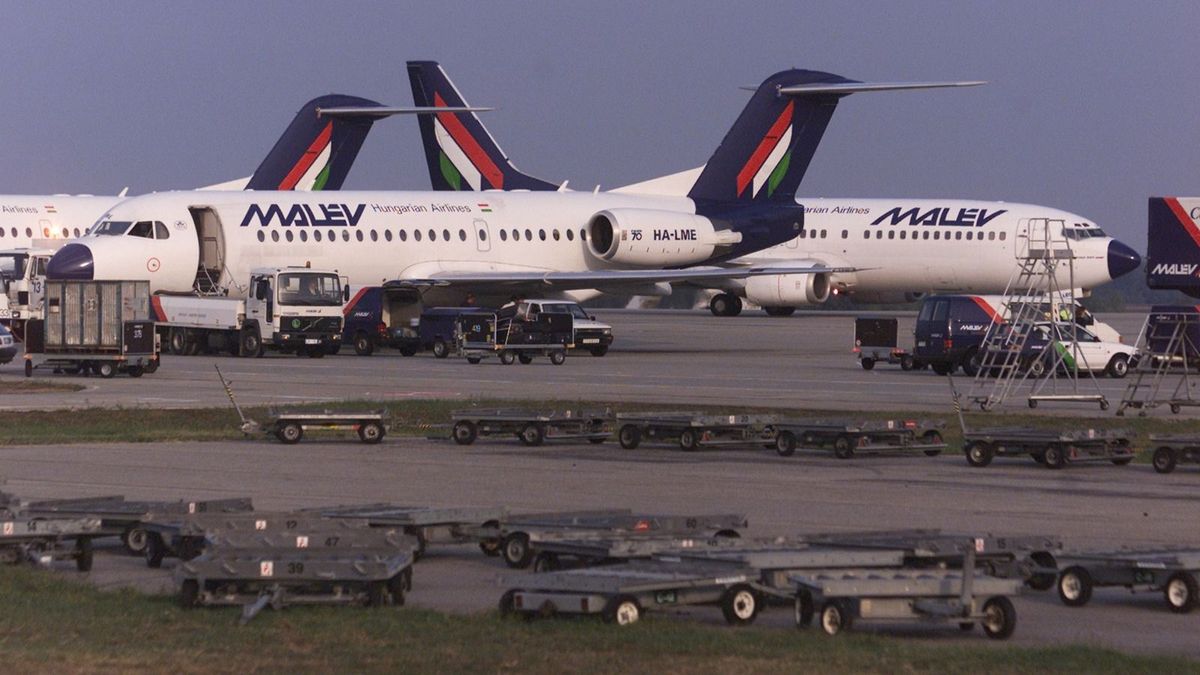 Ferihegy 2A terminál, buszbalesetesek mentők, MALÉV repülő, repülőtér repülőgép, utasszállító