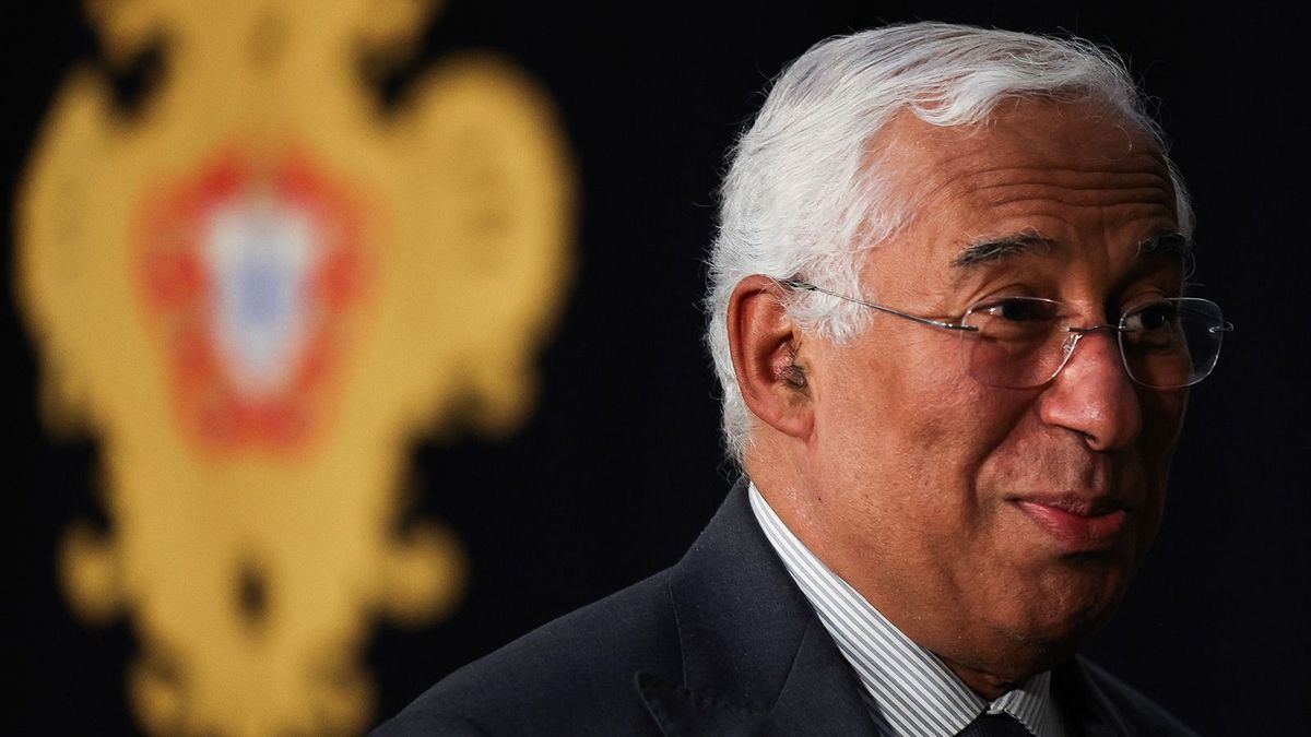 Portuguese Prime Minister Antonio Costa leaves Belem Palace after the state council meeting, in Lisbon on November 9, 2023. Portuguese President Marcelo Rebelo de Sousa today dissolved parliament and called an election for March 10, after Prime Minister Antonio Costa resigned over a corruption investigation. Costa, Portugal's Socialist premier since 2015, quit on November 7 after being embroiled in a corruption probe concerning the awarding of energy-related contracts, sparking a political crisis. (Photo by MARIO CRUZ / AFP) szocialista korrupciós botrány