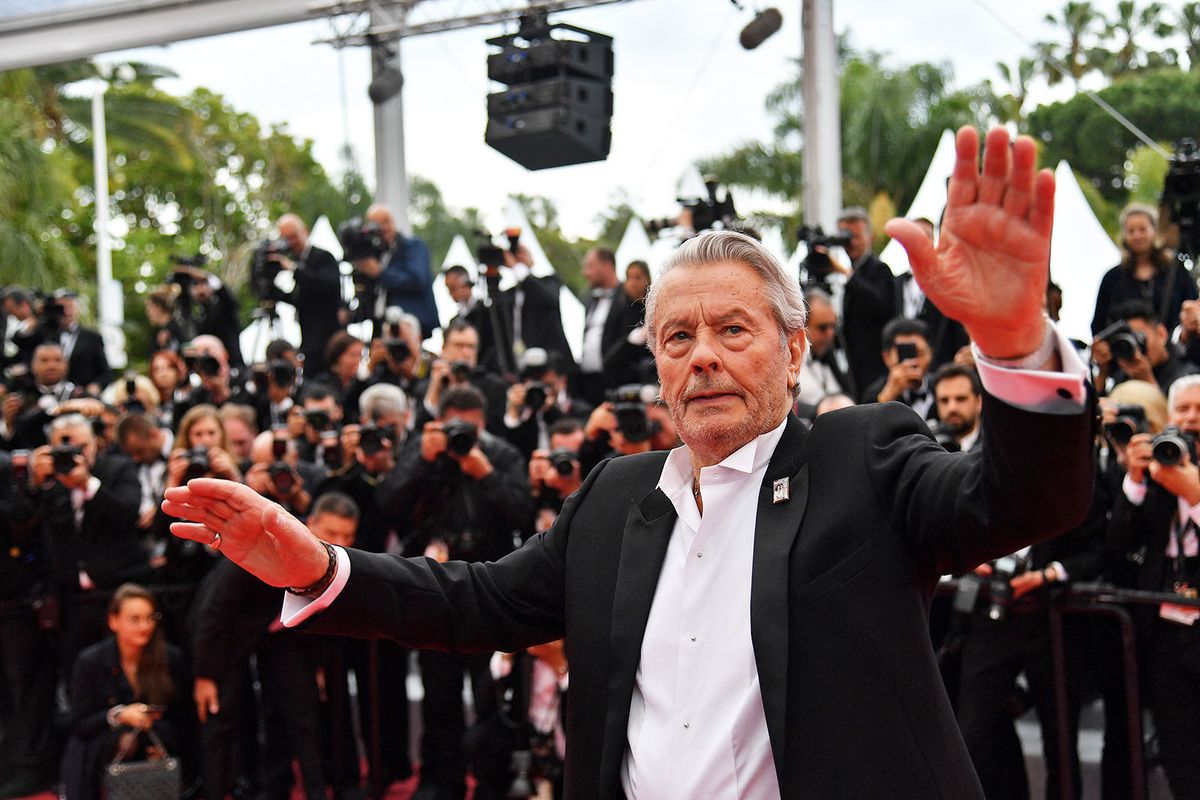 Alain Delon poses as he arrives to be awarded with an Honorary Palme d'Or at the 72nd edition of the Cannes Film Festival in Cannes, southern France, on May 19, 2019. (Photo by Alberto PIZZOLI / AFP)