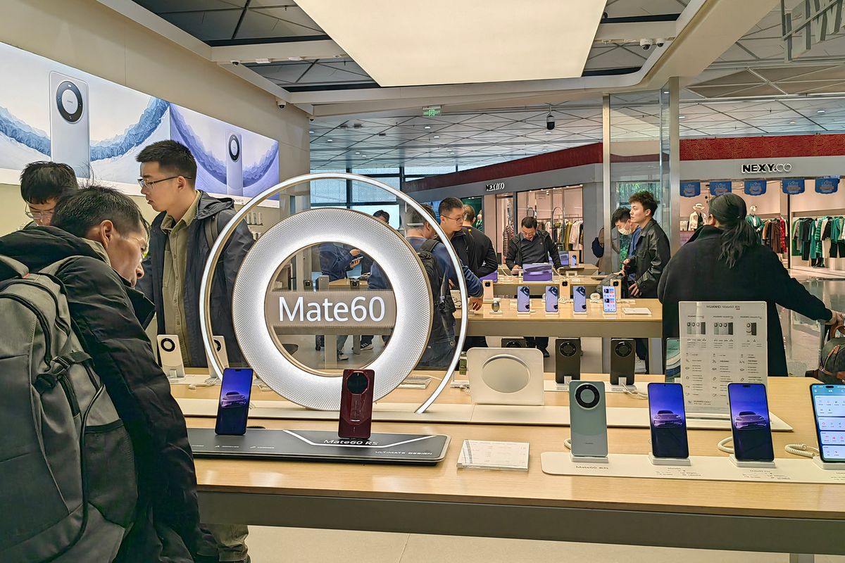 Huawei Mate60 ProPassengers are shopping for a Mate 60 Pro phone at the Huawei Store at Xianyang International Airport in Xi'an, Shaanxi Province, China, on November 19, 2023. (Photo by Costfoto/NurPhoto) (Photo by CFOTO / NurPhoto / NurPhoto via AFP)
