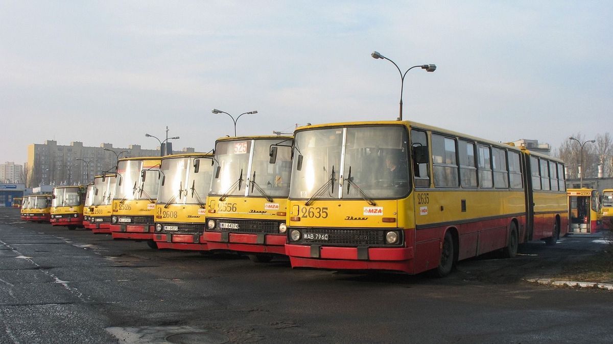Mint a fénykorban: újra ellepték Varsót a magyar Ikarusok!