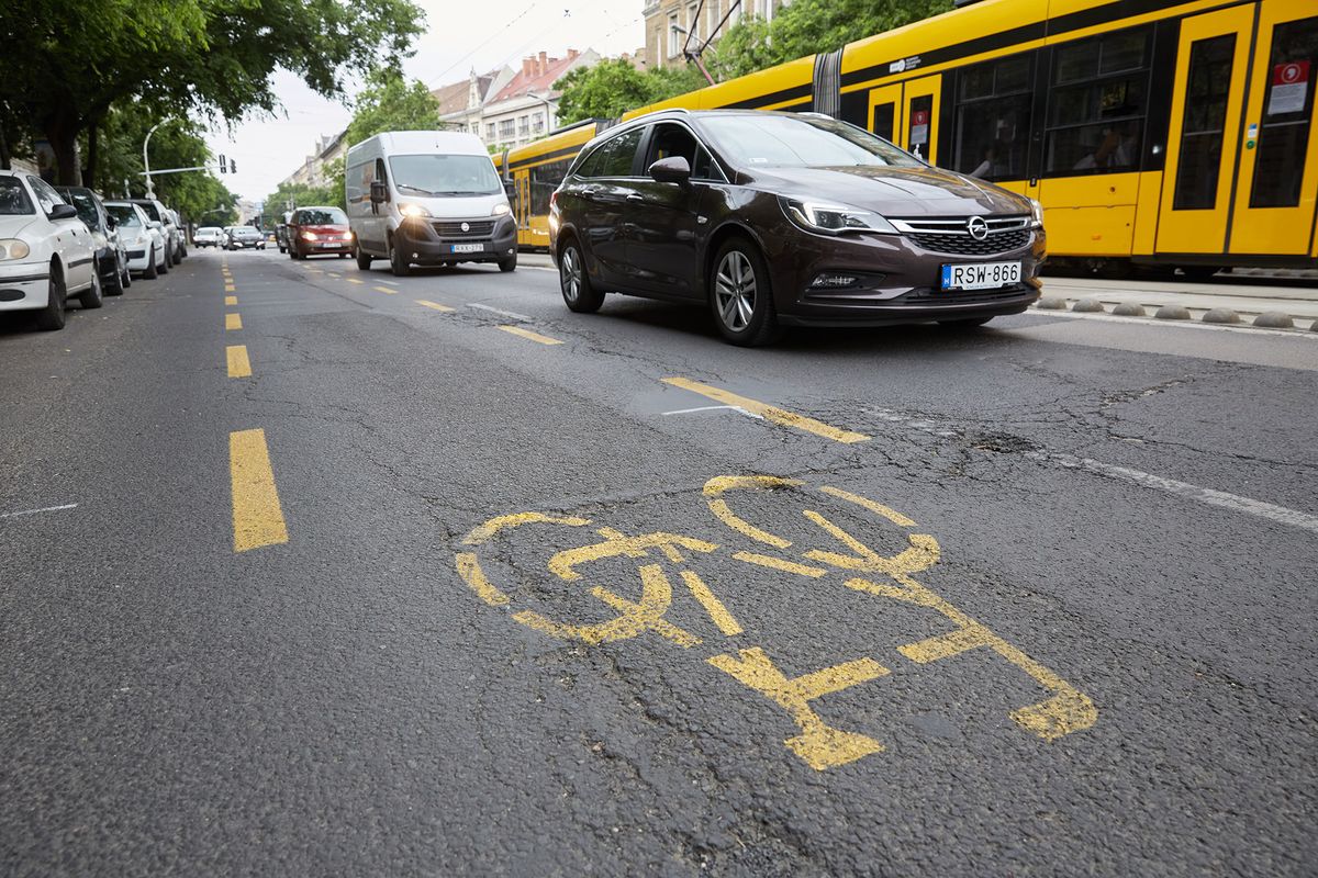 20200520 BudapestIllusztrációIrányonként egy sávosra csökkent a közlekedésa Körúton, a nemrég felfestett kerékpársáv miatt. Emiatt rendszereseka torlódások, a dugók Fotó: Hatlaczki Balázs HBBors20200520 Budapest

Illusztráció
Irányonként egy sávosra csökkent a közlekedés
a Körúton, a nemrég felfestett kerékpársáv miatt. Emiatt rendszeresek
a torlódások, a dugók
 
Fotó: Hatlaczki Balázs HB
Bors