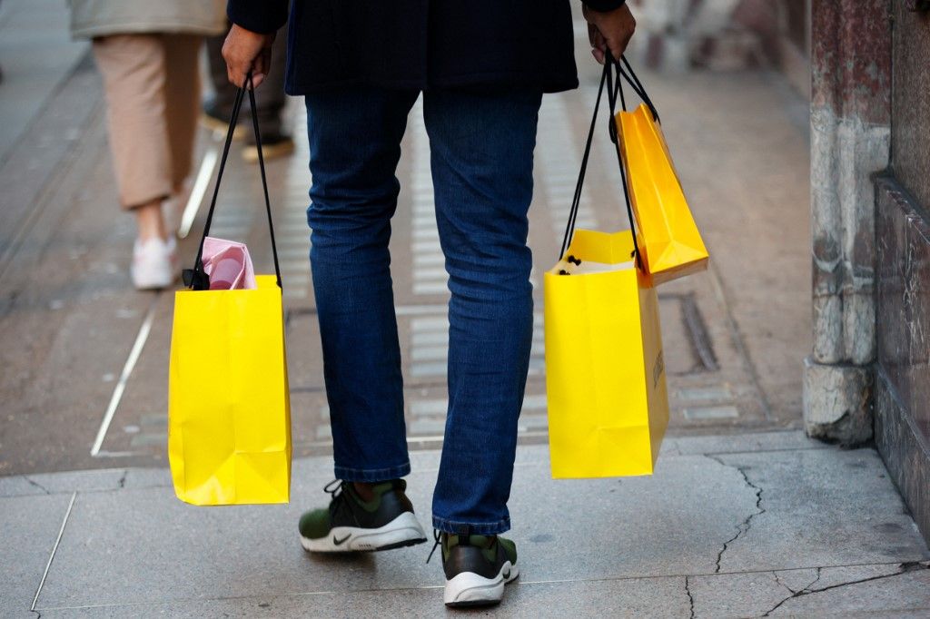Daily Life In LondonA shopper carries bags from department store Selfridges walks along Regent Street in London, England, on December 2, 2021. (Photo by David Cliff/NurPhoto) (Photo by David Cliff / NurPhoto / NurPhoto via AFP)