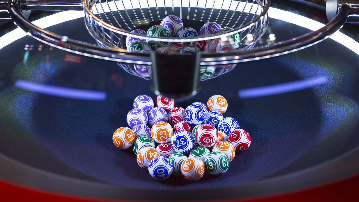 Colourful,Lottery,Balls,In,A,Rotating,Bingo,Machine.