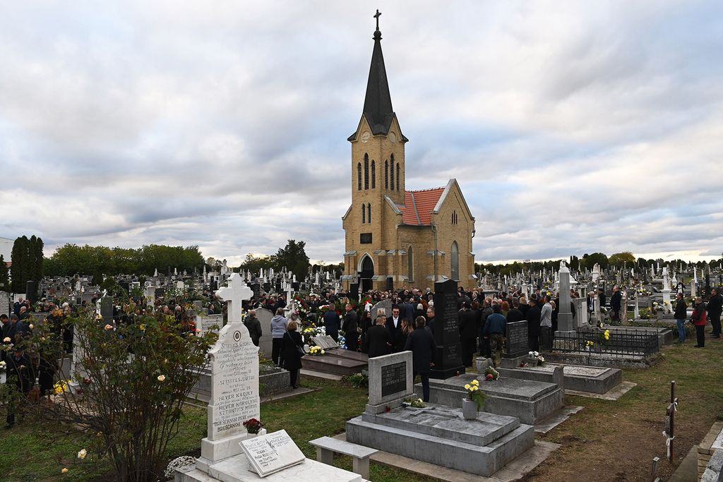 Szabadka, 2023. november 4.Résztvevők Pásztor István, a Vajdasági Magyar Szövetség (VMSZ) elnökének búcsúztatóján a Bajai úti temetőben Szabadkán 2023. november 4-én. Pásztor István 67 éves korában, október 30-án hunyt el.MTI/Máthé Zoltán