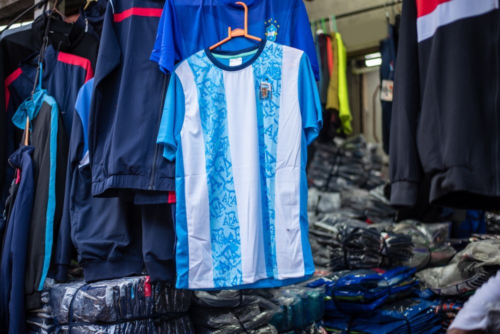 La camiseta de fútbol de Argentina está colgada en la tienda