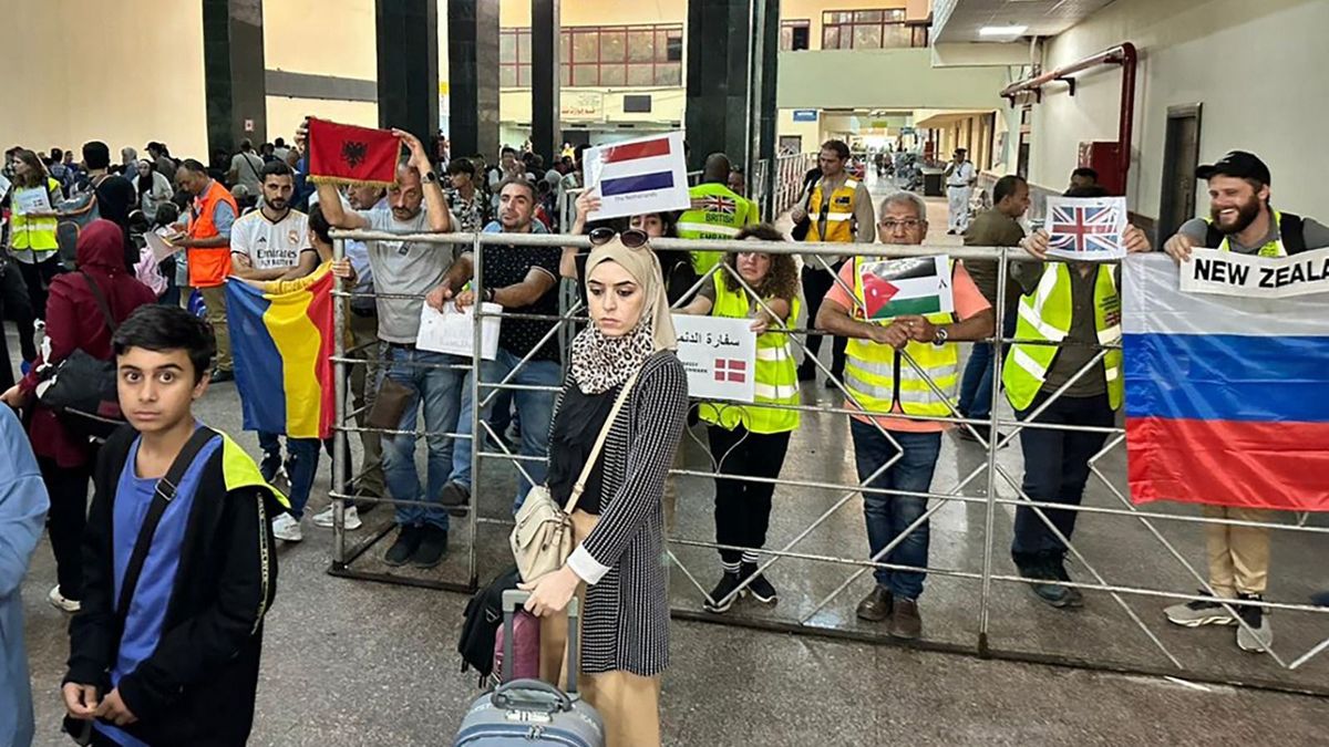 Több százan jutottak ki a Gázai övezetből az egyiptomi határon