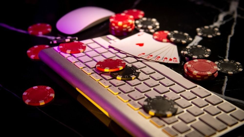 Online,Gambling.,Online,Casino.,Poker,Chips,Lie,On,The,Keyboard. ukrán