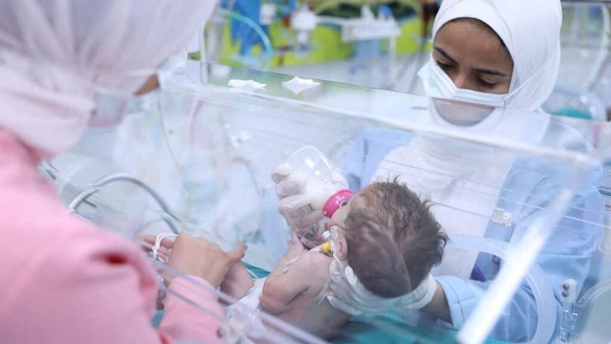 Több tucat koraszülöttet menekítettek Egyiptomba a Gázai övezetből – videó