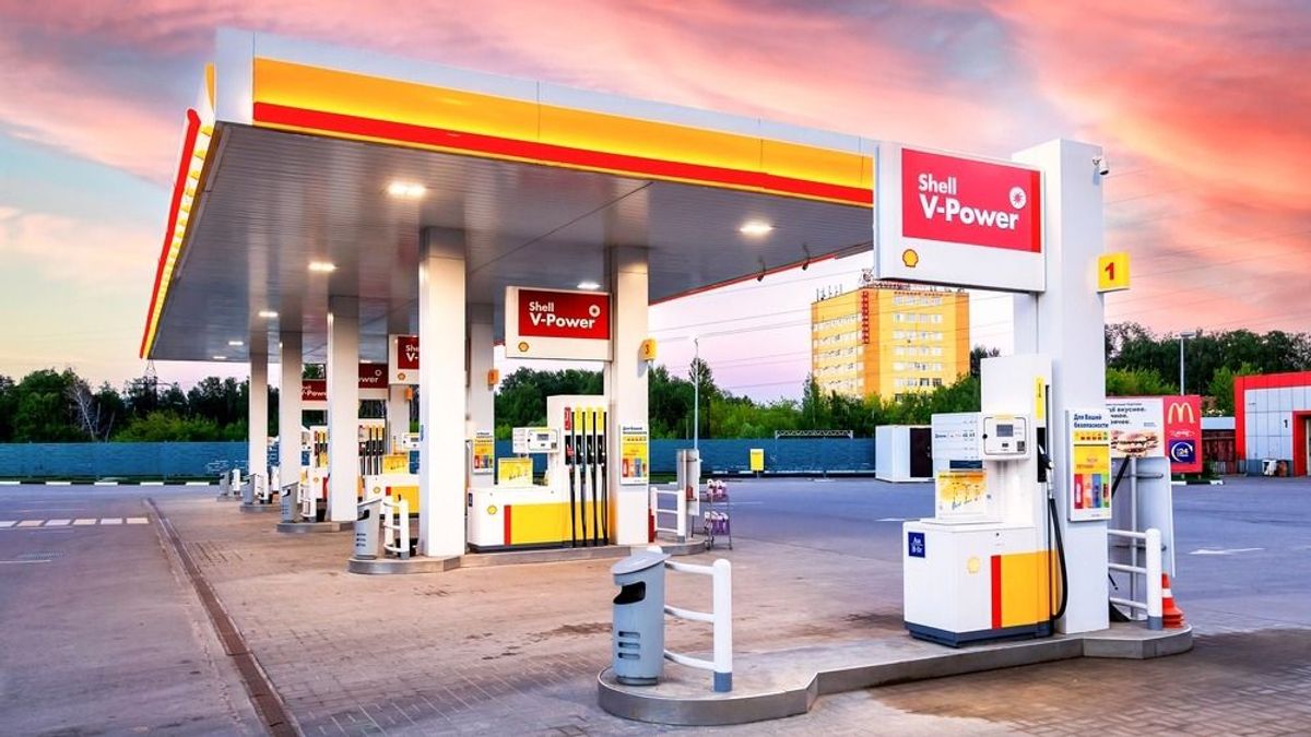 Harmadával csökkent a Shell profitja, elbocsátások jönnek az olajcégnél