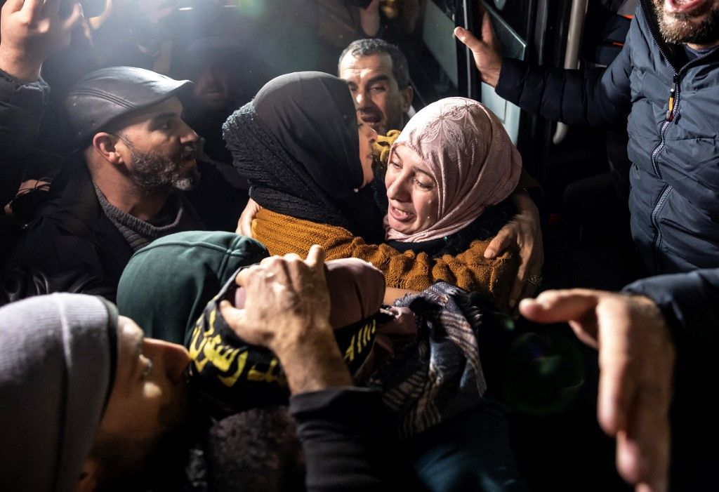 A Palestinian female prisoner hugs a relative among supporters and relatives after being released from an Israeli jail in exchange for Israeli hostages released by Hamas from the Gaza Strip, in the occupied West Bank on November 28, 2023. Israel's prison authority said that 33 Palestinian prisoners had been released "during the night" under the terms of a truce deal that returned hostages from the Gaza Strip. (Photo by FADEL SENNA / AFP)