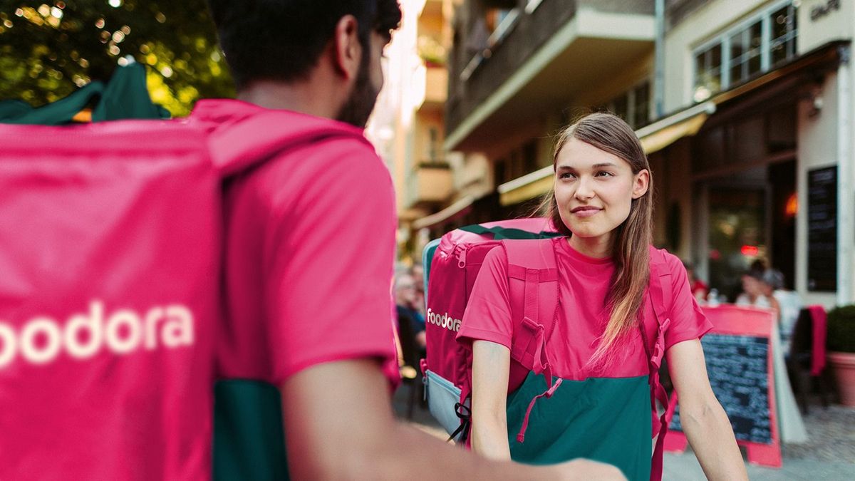 Alig győzik a rendeléseket az ételfutárok, házhoz jön a nyereség a Foodora tulajdonosánál