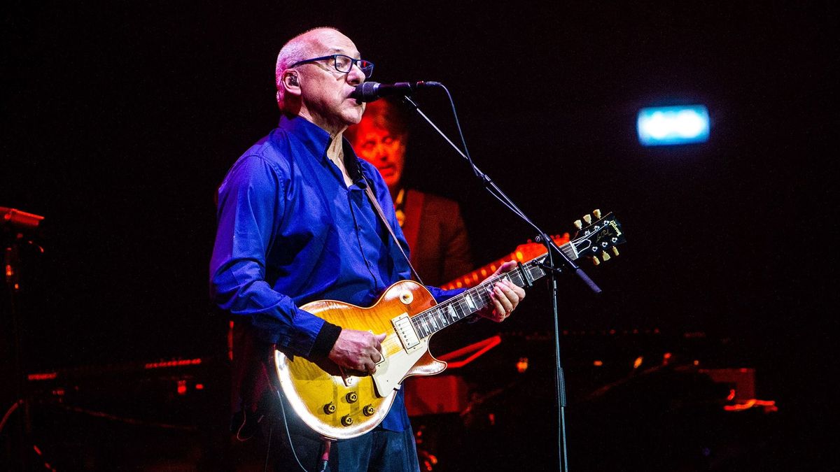 A Dire Straits frontembere, Mark Knopfler eladja féltve őrzött gitárjait
