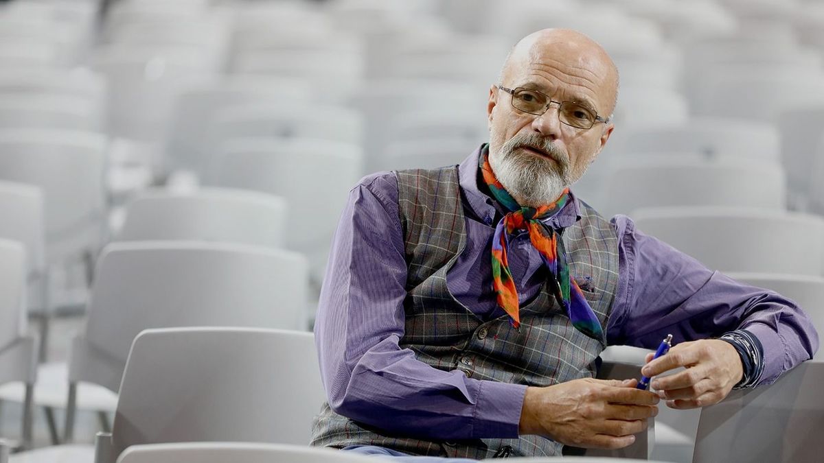 Száraz november: Zacher Gábor elmondta, kinek nem szabad abbahagynia most az ivást