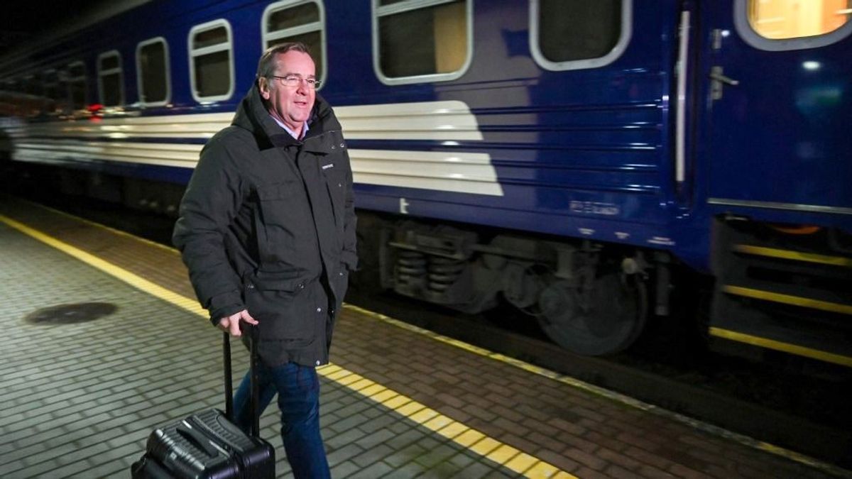 Az amerikai után a német hadügyminiszter is Kijevbe látogatott