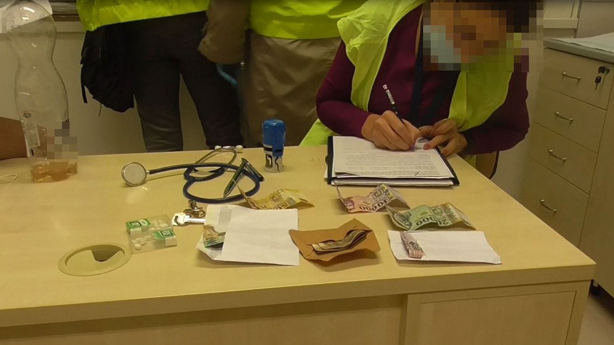Ezt már nem teszik zsebre: hálapénz miatt vettek őrizetbe egy nyíregyházi főorvost és asszisztensét